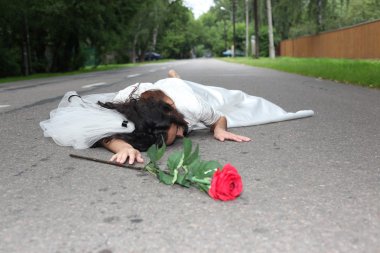 gelin gül bir yolda yatan ilegenç güzel kadın poz siyah t-shirt