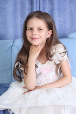 küçük kız kanepe oturma