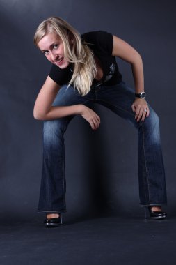 gelin gül bir yolda yatan ilegenç güzel kadın poz siyah t-shirt.