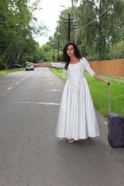 güzel bir gelin bir yolda