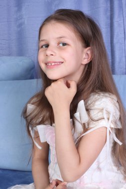 küçük kız kanepe oturma