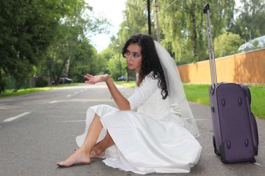 güzel bir gelin bir yolda