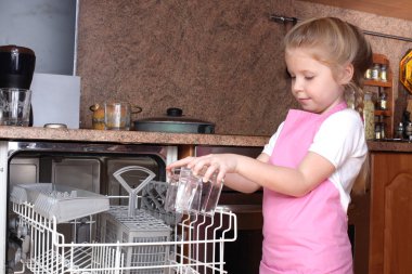 Mutfakta bulaşık makinesi açık cam alınan küçük kız