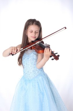 Keman izole beyaz arka plan üzerinde oynayan çocuk