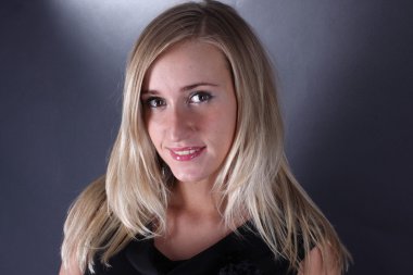 güzel sarışın siyah zemin portresi