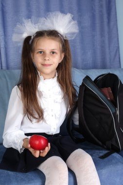 kız evde kanepe bilgisayar ile