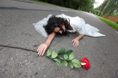 güzel gelin bir yolda döşeme