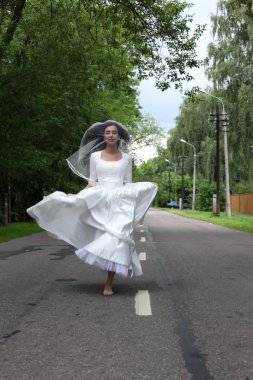 kaçak gelin bir yolda