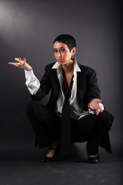 büyük adam paltolu güzel manken