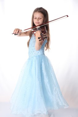 Keman izole beyaz arka plan üzerinde oynayan çocuk