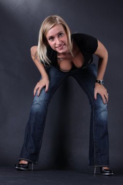 gelin gül bir yolda yatan ilegenç güzel kadın poz siyah t-shirt.