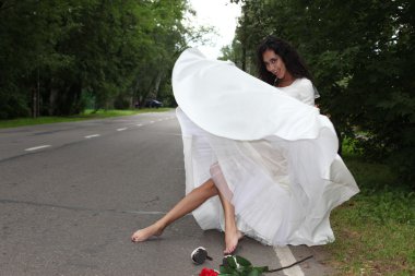 kaçak gelin bir yolda