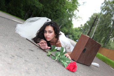 güzel gelin bir yolda döşeme