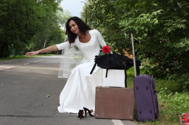 bir yolda otostop kaçak gelin