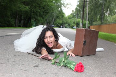 güzel gelin bir yolda döşeme