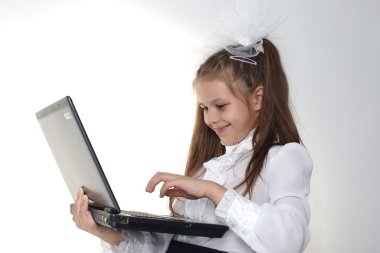 pc üzerinde beyaz izole kız