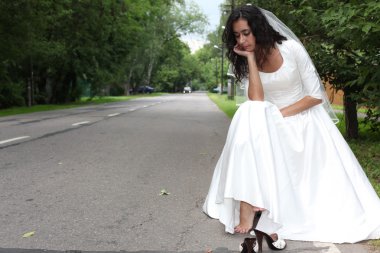 bir yolda otostop kaçak gelin