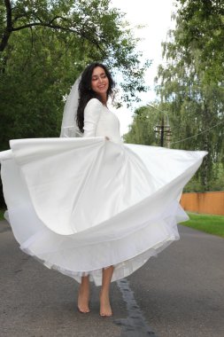 Gelin bir yolda dans