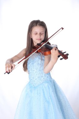 Keman izole beyaz arka plan üzerinde oynayan çocuk