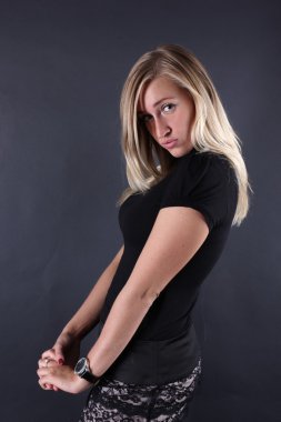 gelin gül bir yolda yatan ilegenç güzel kadın poz siyah t-shirt.