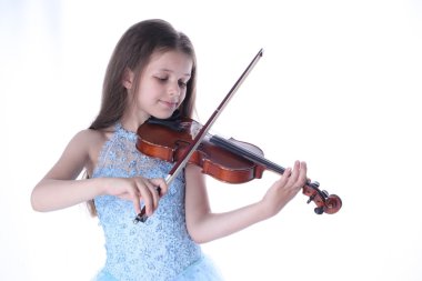 Keman izole beyaz arka plan üzerinde oynayan çocuk