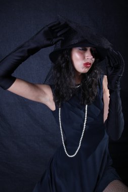 Kız retro tarzı eldiven ve peçe ile