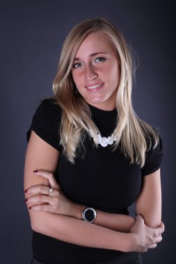 gelin gül bir yolda yatan ilegenç güzel kadın poz siyah t-shirt.