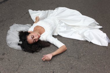 güzel gelin bir yolda döşeme