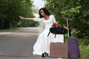 bir yolda otostop kaçak gelin