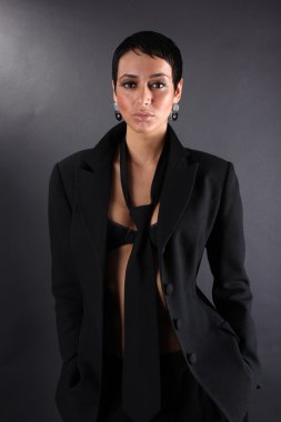 büyük adam paltolu güzel manken