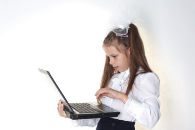pc üzerinde beyaz izole kız