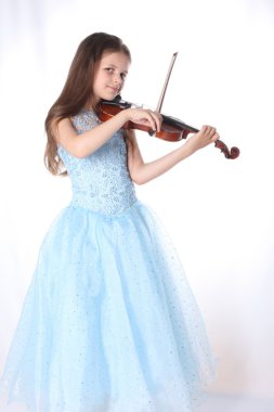 Keman izole beyaz arka plan üzerinde oynayan çocuk