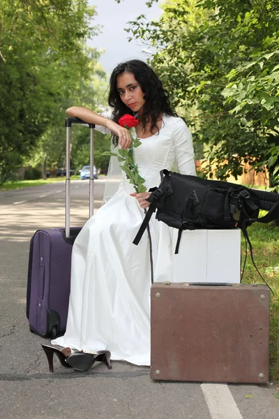 Sposa fuggitiva su una strada — Foto Stock