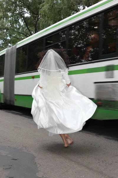 Сбежавшая невеста на дороге — стоковое фото