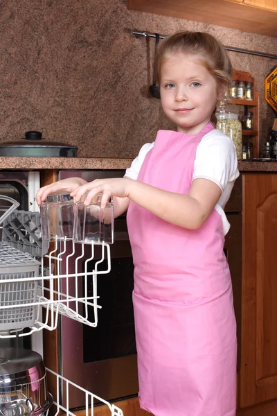 台所で食器洗い機から明確なガラスを撮影小さな女の子 — ストック写真