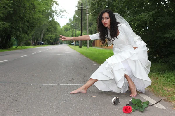 Δραπέτη νύφη σε ένα δρόμο — Φωτογραφία Αρχείου