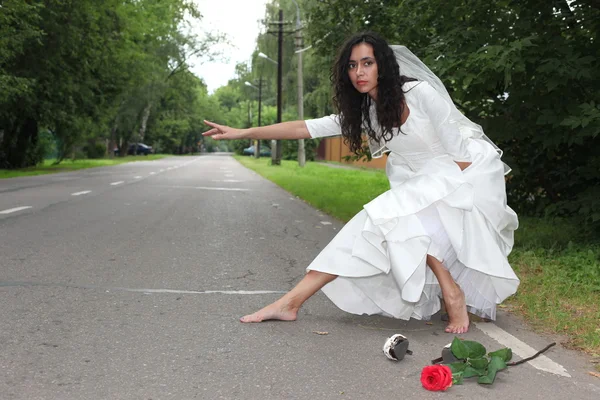 Runaway bride op een weg — Stockfoto