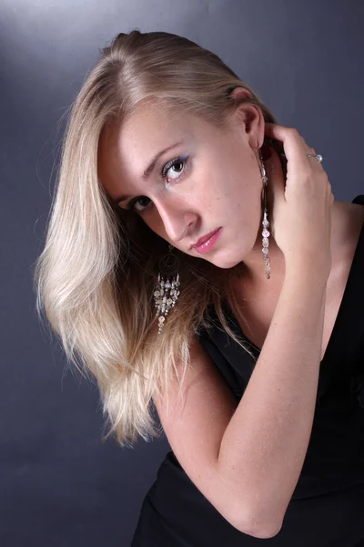 Porträtt av den vackra blondin på svart bakgrund — Stockfoto