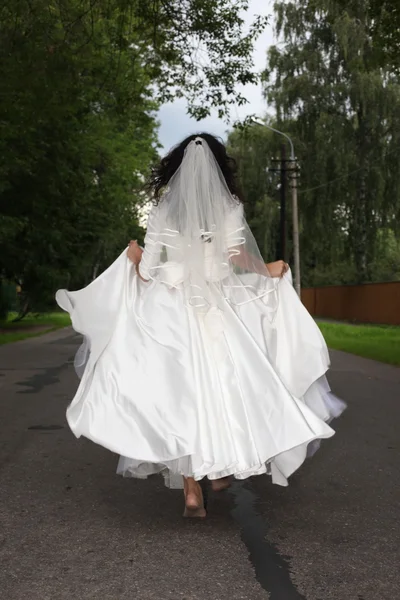 Runaway bride op een weg — Stockfoto