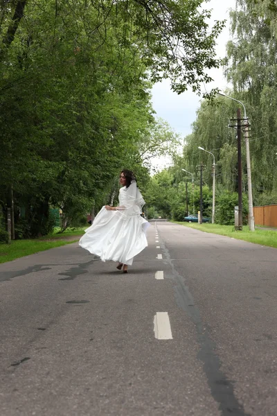 Sposa fuggitiva su una strada — Foto Stock