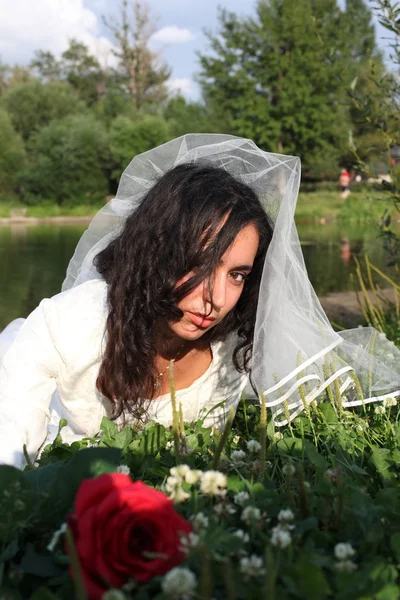 湖の近くのローズと花嫁 — ストック写真