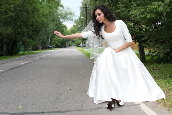 Runaway bride kink in de kabel-wandelen op een weg — Stockfoto