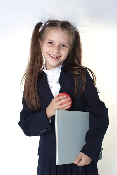 Meisje met rugzak en boek — Stockfoto