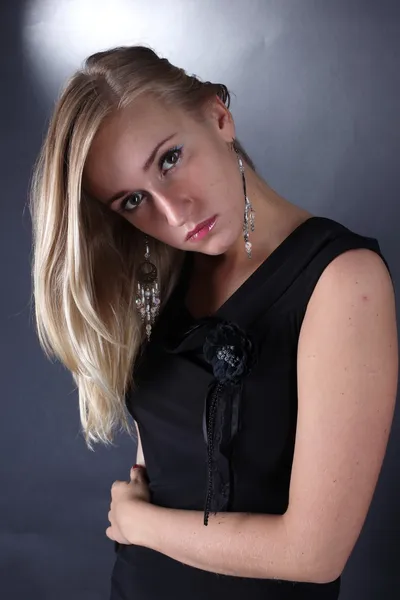 Portrett av den vakre blondinen på svart bakgrunn – stockfoto