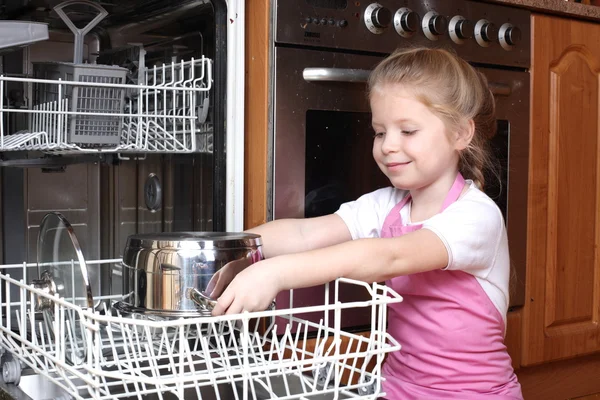 Bambina presa vetro trasparente dalla lavastoviglie in cucina — Foto Stock