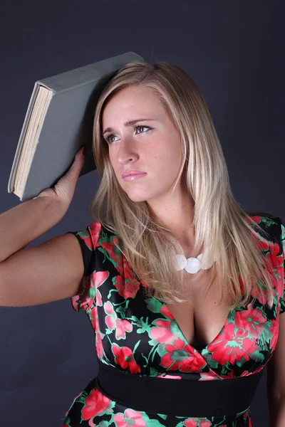 Porträtt av den vackra blondin med bok på en svart bakgrund — Stockfoto