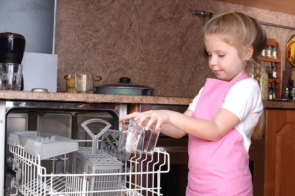 Klein meisje helderglazen ontleend aan vaatwasser in de keuken — Stockfoto