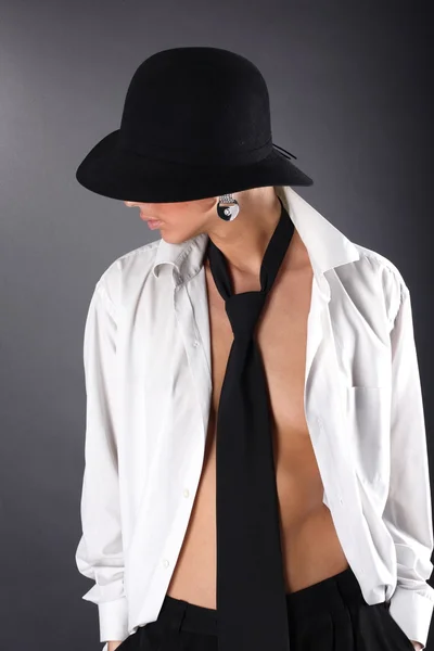 Schönes Mode-Modell in dickem Mantel — Stockfoto