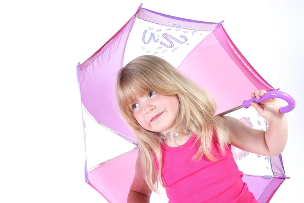 Liten flicka under paraply — Stockfoto