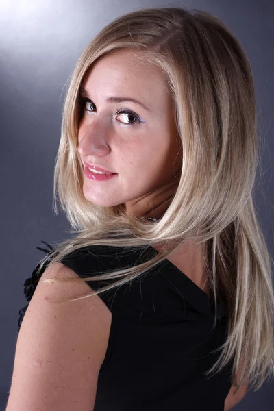 Porträt der schönen Blondine auf schwarzem Hintergrund — Stockfoto